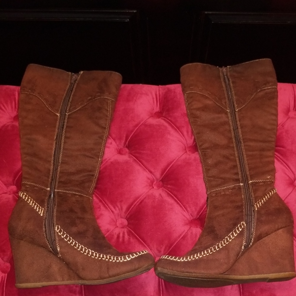 Moccasin Soda Boots size either 8.5 or 9
